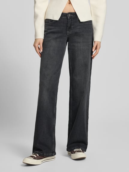 Frauenmodel trägt Wide Leg Jeans aus Baumwoll-Mix Modell 'JUDY' von Only in unifarbener Jeansoptik, 5-Pocket-Design, Ganzkörperansicht von vorne.