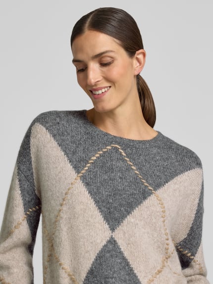 Vrouwenmodel draagt Strickpullover im Allover-Look mit Rundhalsausschnitt van Luisa Cerano, materiaalmix met alpaca, regular fit, all-over look, ronde hals, ruglengte maat 36: 55 cm, mouwlengte maat 36: 50 cm, detailopname bovenlichaam
