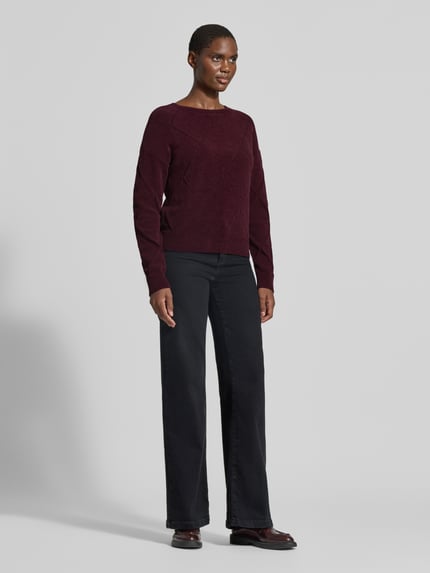 Männermodel trägt Regular Fit Pullover aus mieszanka bawełny model 'LISA' von Brax, kardigan rozpinany w kolorze bordo, czarne spodnie, Ganzkörperansicht von vorne