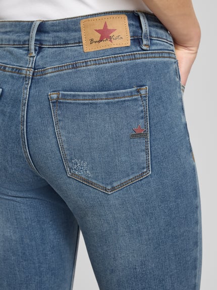 Frauenmodel trägt Skinny Fit Jeans mit Viskose-Anteil Modell 'Italy' von Buena Vista, 5-Pocket, blauer Denim, Detailaufnahme Rückansicht.