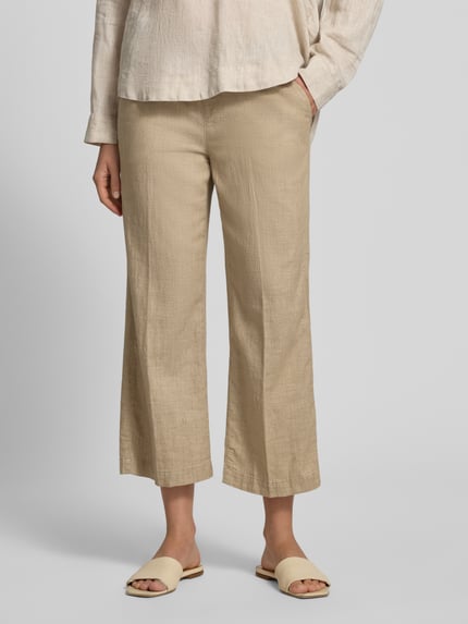 Frauenmodel trägt Damen Culotte mit französischen Eingrifftaschen Modell 'Linn' von Angels, Reine Baumwolle, Loose-Fit, Nahaufnahme Unterkörper.