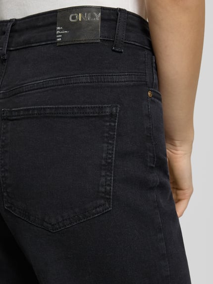 Kobieta modelka nosi Bootcut Jeansy z mieszanki bawełny, model 'MADISON BLUSH' od ONLY, jednokolorowe, 5 kieszeni, ujęcie z tyłu, zbliżenie.