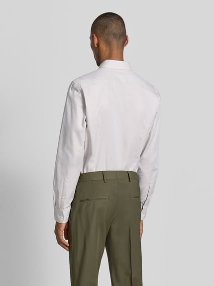 Männermodel trägt Slim Fit Business-Hemd mit Kentkragen von Jake*s aus Reine Baumwolle, Weiß, glatte Textur, Ganzkörperansicht Rückansicht. Rückenlänge bei Größe 39/40: 79 cm, Schulterbreite: 48 cm, Ärmellänge: 65 cm.