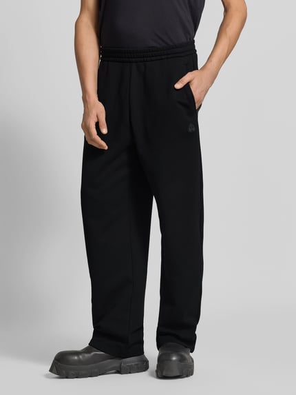 Männermodel trägt Sweatpants mit elastischem Bund von Moose Knuckles aus Baumwollmischung, gerader Schnitt, schwarze Farbe, Nahaufnahme Oberkörper