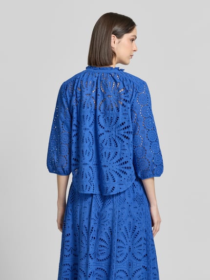 Vrouwenmodel draagt blauwe dames blouse met ajourwerk, puur katoen, straight fit, serafinokraag, model 'SANGALLO' van Stefanel, ruglengte maat S 57 cm, mouwlengte maat S 44 cm, ganzekörperansicht rückansicht.
