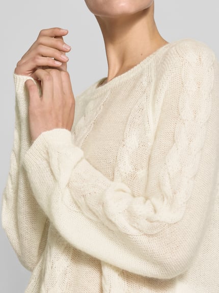 Frauenmodel trägt Regular Fit Pullover aus reiner Baumwolle Modell 'C_Fypera' von BOSS für Damen BOSS Orange, Nahaufnahme Oberkörper.