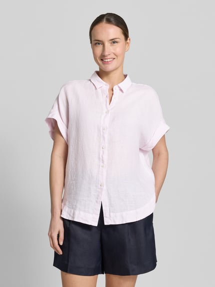 Frauenmodel trägt Leinenbluse mit Knopfleiste Modell 'DOLLY' von 0039 Italy in zartem Rosa, lockerer Schnitt, Nahaufnahme Oberkörper. Damen Leinenbluse aus reinem Leinen, Regular Fit, Hemdblusenkragen, Ärmel mit Aufschlag.