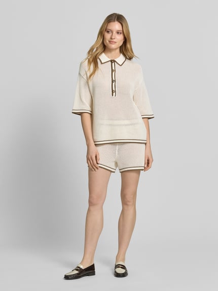 Vrouwenmodel draagt gebreid shirt met polokraag en knoopsluiting van Style Icon Collection, puur katoen, recht model, grof tricot, 3/4-mouw, geheelvooraanzicht.
