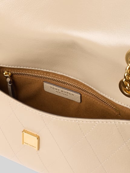Produktfoto, Shoulder Bag mit Klickverschluss von Tory Burch in Beige mit Steppnähten, goldener Kette und Label-Detail, Innenfach sichtbar