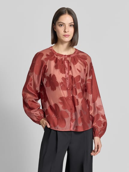 Frauenmodel trägt Regular Fit Bluse mit Rundhalsausschnitt von Christian Berg Woman Selection im floralen Allover-Look, Baumwoll-Mix, Knopfleiste, rote Farbtöne, glatte Textur, Ganzkörperansicht von vorne.