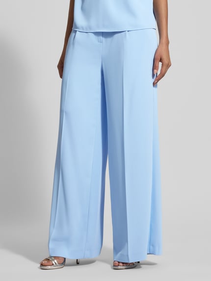 Vrouwenmodel draagt Wide Fit stoffen broek met persplooien van Christian Berg Cocktail, lichtblauw, Achterzakken, haakjes- en ritssluiting, binnenbeenlengte maat 36 80 cm, bandwijdte 33 cm, detailopname onderlichaam