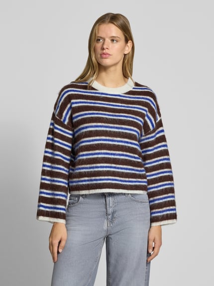 Frauenmodel trägt Pullover aus Schurwolle mit Rundhalsausschnitt von PIECES, mehrfarbig gestreift in Strickoptik, Nahaufnahme Oberkörper.
