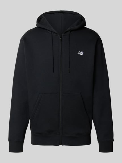 Produktfoto, Sweatjacke mit Känguru-Tasche und Label-Stitching von New Balance in Schwarz, Baumwoll-Mix, Relaxed-Fit, Kapuze mit Tunnelzug, Reißverschluss, Vorderansicht.