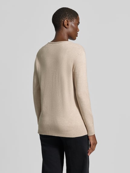 Vrouwenmodel draagt Regular Fit Sweatshirt aus Viskose-Anteil van Christian Berg Woman, viscosemix, regular fit, v-hals, ribboorden, ruglengte maat S 63 cm, mouwlengte maat S 48 cm, geheelopname achteraanzicht.
