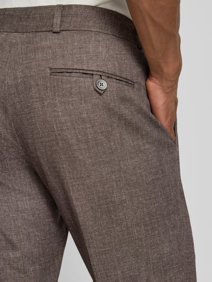 Männermodel trägt Hose mit Kordelzug Modell 'Spartaflex' von Zuitable, materiał z lyocellem, krój straight fit, tył detal, zbliżenie na kieszeń