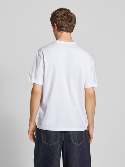 Männermodel trägt Relaxed Fit T-Shirt aus reiner Baumwolle Modell 'FRED LIFE' von Only & Sons, Optik: Unifarben, Ganzkörperansicht Rückansicht.