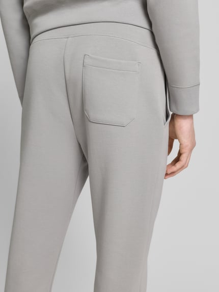 Männermodel trägt Sweatpants mit elastischem Bund von Polo Ralph Lauren aus Baumwoll-Mix, lockerer Schnitt, Gesäßtasche, Detailaufnahme.