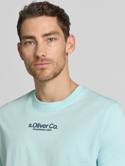 Mannelijk model draagt Regular Fit T-shirt uit puur katoen van s.Oliver RED LABEL, look: effen kleuren, labelprint, ronde hals, korte mouw, Nahaufnahme Oberkörper.