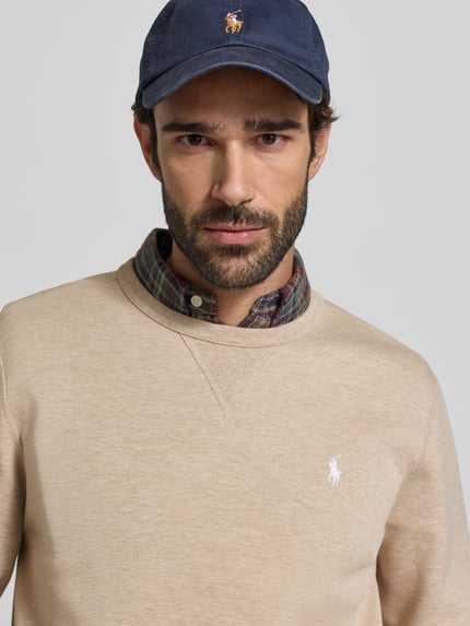 Männermodel trägt Sweatshirt mit Label-Stitching van Polo Ralph Lauren, beige kleur, katoenmix, regular fit, Nahaufnahme Oberkörper.