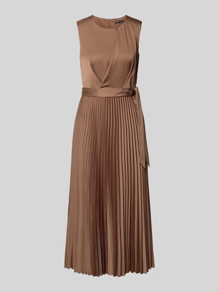 Produktfoto, Cocktailkleid mit Plisseefalten von Vera Mont in Braun, taillierte Passform, Midikleid, Rundhalsausschnitt, Taillengürtel, feine Drapierungen, strukturierte Plisseefalten, glatte Satin-Textur