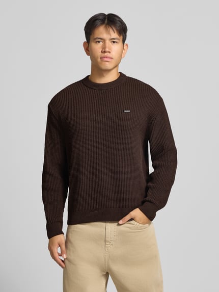 REVIEW Regular Fit Strickpullover aus Baumwoll-Mix mit Label-Patch Dunkelbraun 4