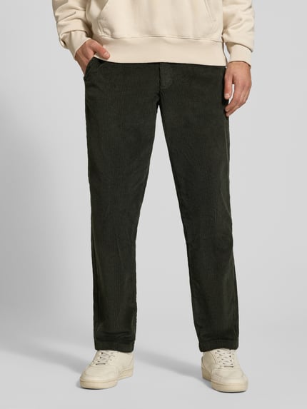 Männermodel trägt Regular Fit Cordhose mit Eingrifftaschen von JACK & JONES aus Baumwoll-Elasthan-Mix in Dunkelgrün, Nahaufnahme Unterkörper.