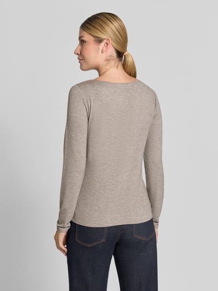 Vrouwenmodel draagt Slim Fit shirt met lange mouwen van viscosemix Model 'Kirosa' van someday, elastisch, ronde hals, ruglengte maat 36: 56 cm, hele lichaamsaanzicht achterkant