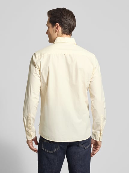 Männermodel trägt Regular Fit Freizeithemd mit Kentkragen Modell 'Christaldo' von Matinique aus reiner Baumwolle, langärmelig, Rückansicht.