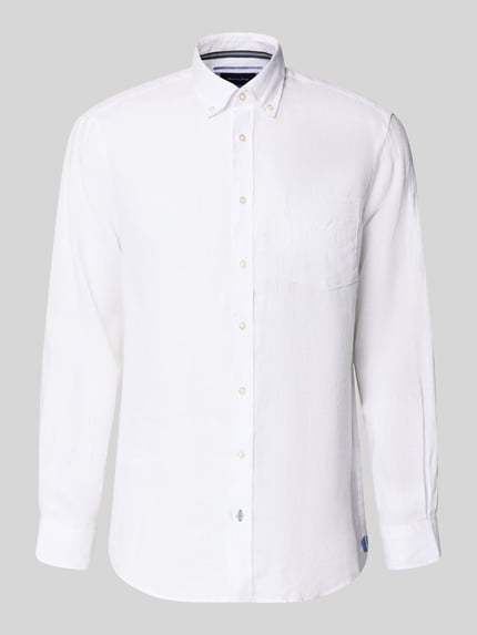 Produktfoto, białe Slim Fit Leinenhemd mit Brusttasche von Christian Berg Men, krój slim fit, czysty len, kołnierzyk typu button down, listwa guzikowa, brustasza, długość tyłu w rozmiarze M: 79 cm, szerokość ramion w rozmiarze M: 43 cm, długość rękawów w rozmiarze M: 68 cm