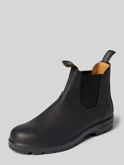 Produktfoto, Chelsea Boots aus echtem Leder von Blundstone in Schwarz, abgerundete Form, elastische Einsätze, profilierte Sohle, Label-Details.