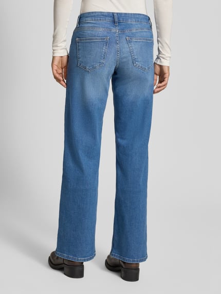 Vrouwenmodel draagt Wide Leg Jeans uit katoenmix model 'JUDY' van Only, blauwe melangelook, contraststiksels, 5-pocket, low waist, denim. Volledige lichaamsaanzicht achterkant.