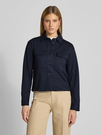 Frauenmodel trägt Regular Fit Blazer mit Brusttaschen von Smith and Soul in Dunkelblau, Material-Mix mit Viskose, glatte Struktur, Ganzkörperansicht von vorne.