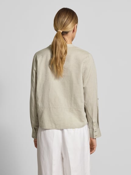 Männermodel trägt Regular Fit Bluse mit V-Ausschnitt Modell 'Feleen' von OPUS aus bawełniany miks z dodatkiem lnu, kolor jasny beż, prosty krój, gładka faktura, długość tyłu w rozmiarze 36: 58 cm, długość rękawa: 57 cm, Ganzkörperansicht Rückansicht