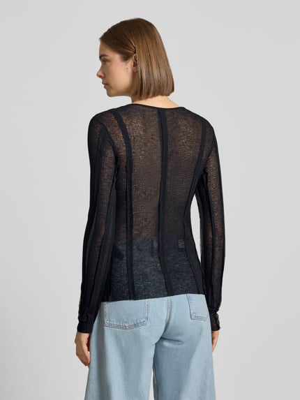 Młody modelka nosi bluzkę z długim rękawem Slim Fit Longsleeve in semitransparentem Design Model 'Belma' od Topshop z mieszanki bawełny, krój slim fit, półprzezroczysty materiał, okrągły dekolt, długość tyłu w rozmiarze S: 56 cm, widok całej sylwetki od tyłu