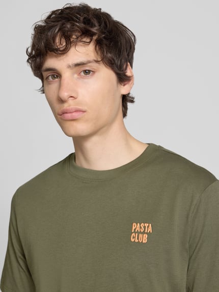 Męski model nosi T-Shirt mit Stitching Modell 'KAAN' von Blend, bawełna, krój regular fit, okrągły dekolt, oliwkowy, haft, zdjęcie: zbliżenie na górną część ciała.