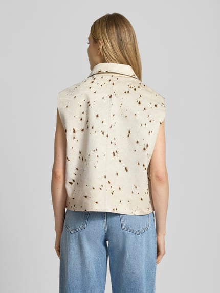 Vrouwenmodel draagt Lederweste met Zweiwege-Reißverschluss Modell 'LYLO' van Samsøe Samsøe, echt rundleer, regular fit, lichtbeige met bruine vlekjes, omgeslagen kraag, ruglengte 54 cm, schouderbreedte 44 cm, borstwijdte 52 cm, Ganzkörperansicht Rückansicht.