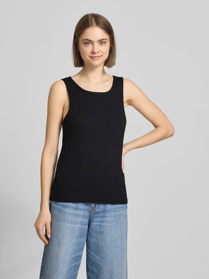 Frauenmodel trägt schwarzes Tanktop in Ripp-Optik Modell 'MAYA' von Noisy May aus Baumwoll-Elasthan-Mix, Regular-Fit, Rundhalsausschnitt, Rückenlänge bei Größe S 52 cm, Ganzkörperansicht von vorne.
