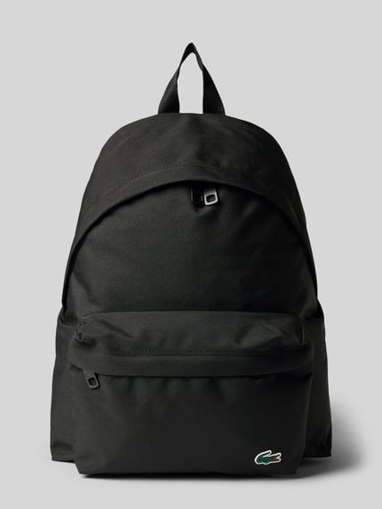 Produktfoto, Rucksack mit Laptopfach von Lacoste in Schwarz, glatte Textur, silberfarbene Details, rechteckige Form, neutraler Hintergrund