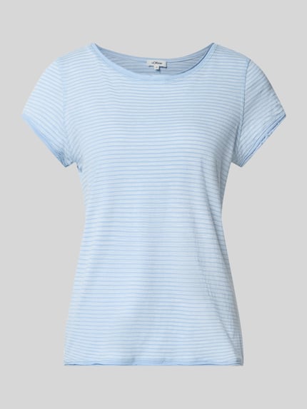 Produktfoto, hellblau-weiß gestreiftes Regular Fit T-Shirt aus reiner Baumwolle von s.Oliver RED LABEL vor grauem Hintergrund
