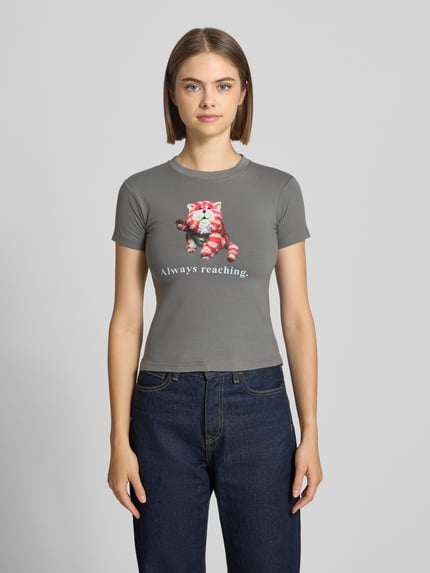 Frauenmodel trägt Slim Fit T-Shirt mit Motiv-Print von DAISY STREET, grau, elastischer Baumwoll-Mix, Rundhalsausschnitt, kurze Ärmel, Ganzkörperansicht von vorne.