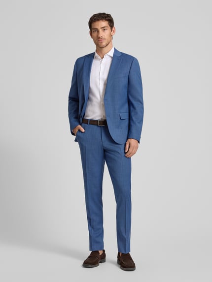 Mannenmodel draagt Regular Fit Anzug mit 2-Knopf-Sakko van bugatti in lichtblauw materiaalmix met scheerwol, klepzakken, persplooien, ganzlichaamsaanzicht van voren.