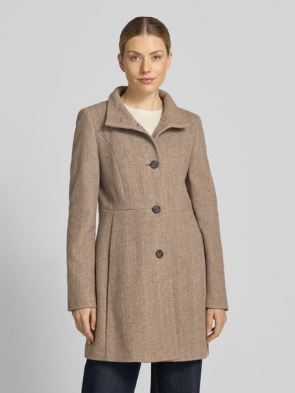 Frauenmodel trägt Regular Fit Mantel aus Woll-Mix von FUCHS SCHMITT in Beige mit Stehkragen und Knopfleiste, mieszanka wełny, krój regular fit, listwa guzikowa, stójka, Długość tyłu w rozmiarze 36: 84 cm, Szerokość ramion w rozmiarze 36: 41 cm, Szerokość w rozmiarze 36: 47 cm, Długość rękawów w rozmiarze 36: 67 cm, Ganzkörperansicht von vorne.