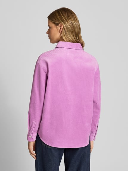Frauenmodel trägt Relaxed Fit Langarmbluse aus Baumwoll-Mix von Marc O'Polo in Rosa mit Struktur, Damen Langarmbluse, Ganzkörperansicht Rückansicht.