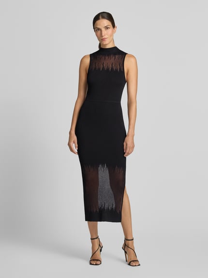 Frauenmodel trägt enganliegendes Freizeitkleid aus Viskose-Mix Modell 'Sieffily' von HUGO, schwarzer Stoff mit transparenten Akzenten, Ganzkörperansicht von vorne, Damen Freizeitkleid von HUGO.