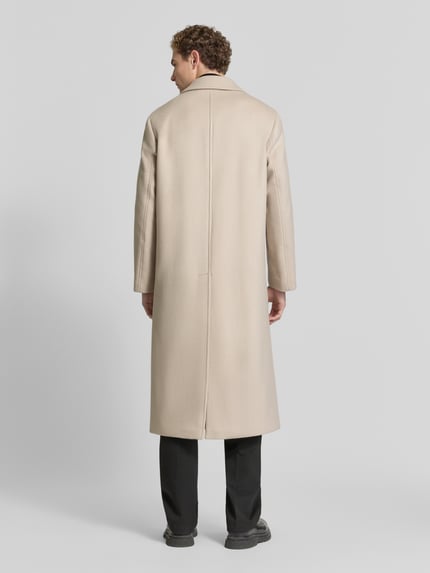 Männermodel trägt Zweireihiger Mantel aus Schurwoll-Mix mit Eingrifftaschen von bugatti in Beige, Regular Fit, Ganzkörperansicht Rückansicht.