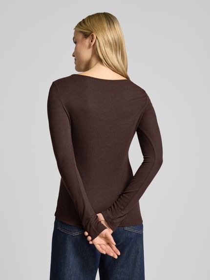 Frauenmodel trägt Langarmshirt mit Rundhalsausschnitt Modell 'Smallo' von OPUS in uni Dunkelbraun, Modalmix, Ganzkörperansicht Rückansicht.
