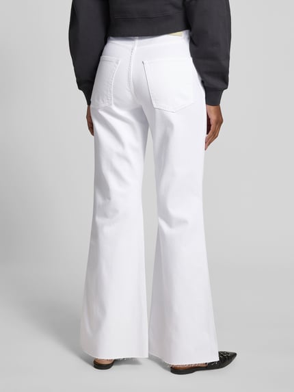 Männermodel trägt Flared Fit Jeans im 5-Pocket-Design von Anine Bing, białe, szerokie nogawki, szlufki, zapięcie na guzik i zamek, długość nogawki wewnętrznej 85 cm, szerokość w rozmiarze 27: 37 cm, widok całej sylwetki z tyłu