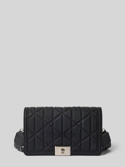 Produktfoto, kopertówka Clutch in Stepp-Optik Modell 'Jellies' od VALENTINO BAGS, czarna, z efektem pikowania, detal z logo, główna przegroda z klapką, odpinany pasek na ramię, Szerokość w rozmiarze 1: 25 cm, Długość w rozmiarze 1: 15 cm, Głębokość w rozmiarze 1: 9 cm, Długość paska na ramię w rozmiarze 1: 104 cm