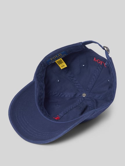 Produktfoto, Cap mit Label-Stitching von Polo Ralph Lauren, Herren Basecap aus reiner Baumwolle, verstellbarer Riegel, Steppnähte, eingestickte Luftlöcher, verstärkter Schirm, blaue Struktur und rote Label-Schrift innen.