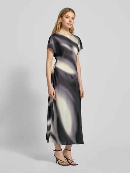 Vrouwenmodel draagt Maxi-jurk met ronde hals Model 'QUIMMA' van Someday, recht model, all-over look, kapmouwen, Ganzkörperansicht van voren.